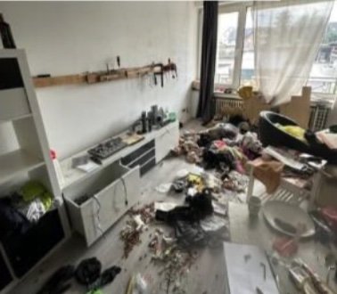 Vorher: verwüstete, vollgestellte Wohnung